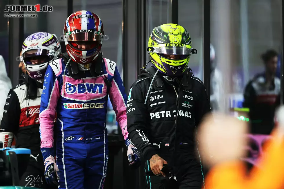 Foto zur News: Lewis Hamilton (Mercedes) und Esteban Ocon (Alpine)