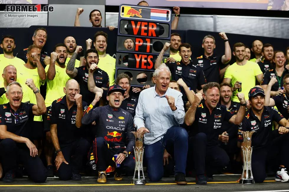 Foto zur News: Adrian Newey, Max Verstappen (Red Bull), Helmut Marko, Christian Horner und Sergio Perez (Red Bull)