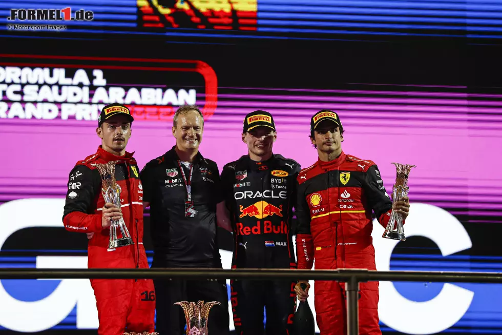 Foto zur News: Charles Leclerc (Ferrari), Max Verstappen (Red Bull) und Carlos Sainz (Ferrari)