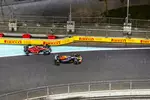 Foto zur News: Sergio Perez (Red Bull) und Carlos Sainz (Ferrari)