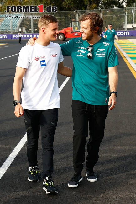 Foto zur News: Mick Schumacher (Haas) und Sebastian Vettel (Aston Martin)