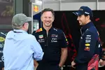 Foto zur News: Christian Horner und Sergio Perez (Red Bull)