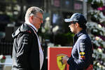 Foto zur News: Otmar Szafnauer und Sergio Perez (Red Bull)