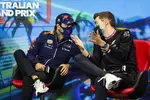 Foto zur News: Sergio Perez (Red Bull) und George Russell (Mercedes)