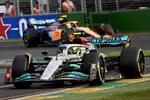 Foto zur News: Lewis Hamilton (Mercedes) und Lando Norris (McLaren)