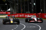 Foto zur News: Max Verstappen (Red Bull) und Mick Schumacher (Haas)