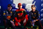 Foto zur News: Charles Leclerc (Ferrari), Max Verstappen (Red Bull) und Sergio Perez (Red Bull)