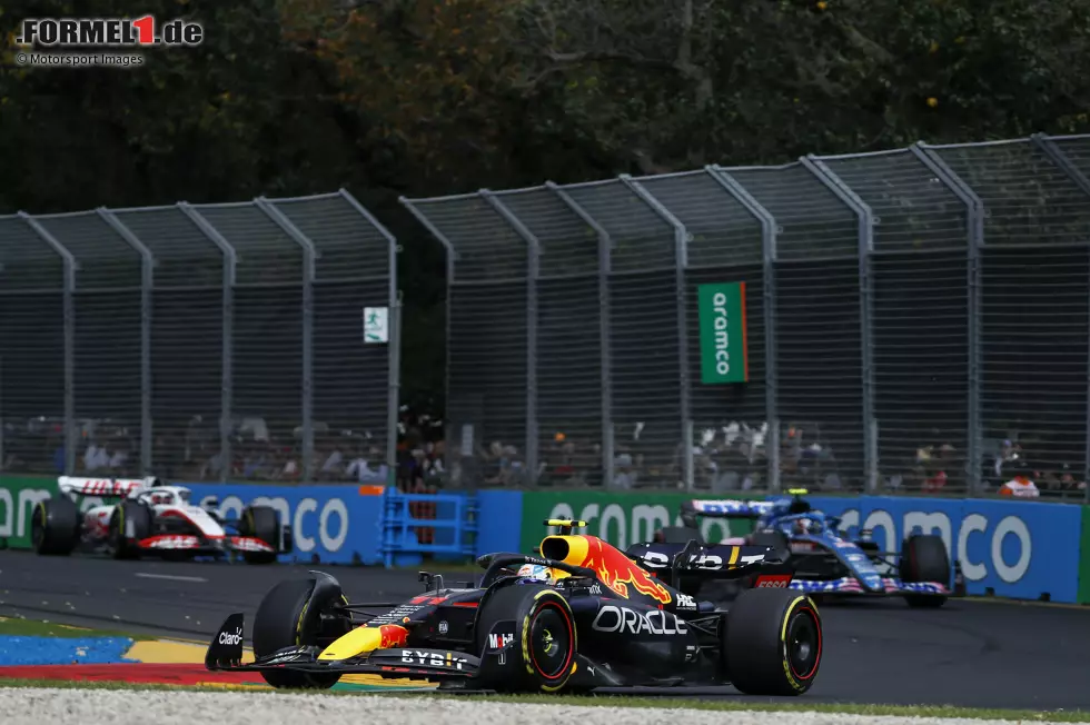 Foto zur News: Sergio Perez (Red Bull), Esteban Ocon (Alpine) und Kevin Magnussen (Haas)