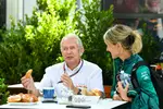 Foto zur News: Helmut Marko (Red Bull) mit Britta Roeske (Aston Martin)