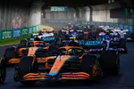 Foto zur News: Lando Norris (McLaren), Daniel Ricciardo (McLaren) und Esteban Ocon (Alpine)