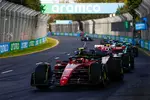 Foto zur News: Guanyu Zhou (Alfa Romeo), Carlos Sainz (Ferrari) und Kevin Magnussen (Haas)