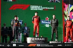 Foto zur News: Sergio Perez (Red Bull), Charles Leclerc (Ferrari) und George Russell (Mercedes)