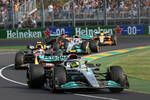 Foto zur News: Lewis Hamilton (Mercedes), Sergio Perez (Red Bull) und George Russell (Mercedes)