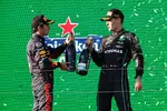 Foto zur News: Sergio Perez (Red Bull) und George Russell (Mercedes)