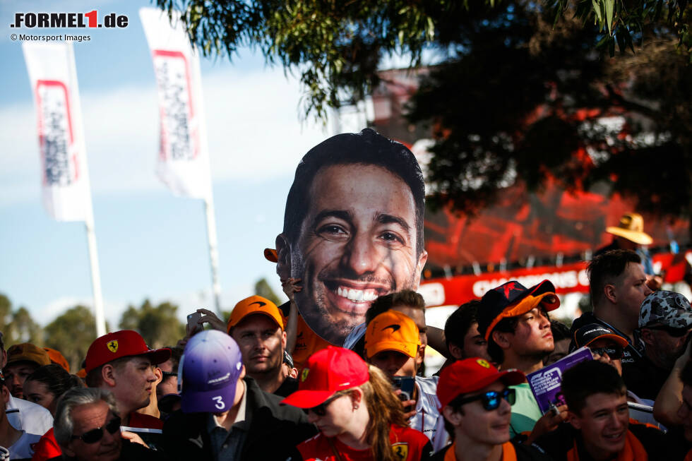 Foto zur News: Fans von Daniel Ricciardo (McLaren)