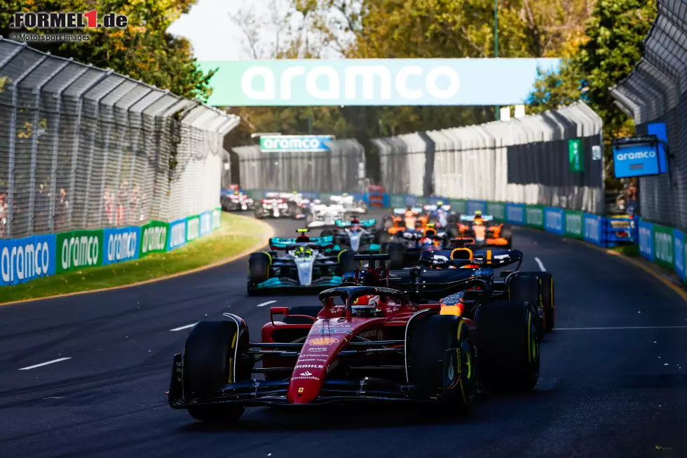 Foto zur News: Charles Leclerc (Ferrari), Max Verstappen (Red Bull), Lewis Hamilton (Mercedes) und Sergio Perez (Red Bull)