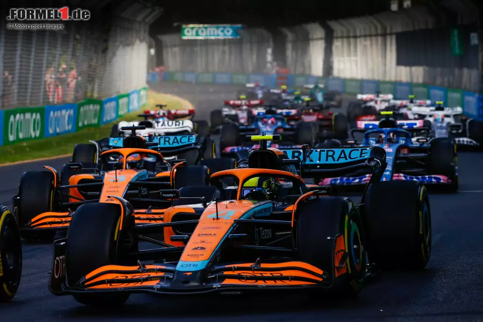 Foto zur News: Lando Norris (McLaren), Daniel Ricciardo (McLaren) und Esteban Ocon (Alpine)