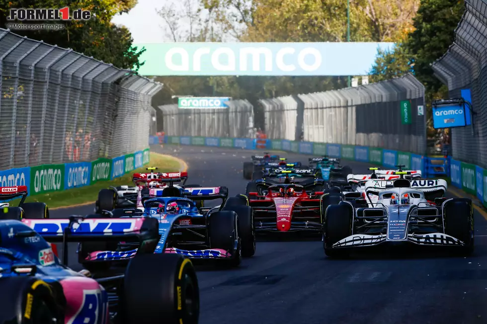 Foto zur News: Esteban Ocon (Alpine), Fernando Alonso (Alpine), Yuki Tsunoda (AlphaTauri) und Carlos Sainz (Ferrari)