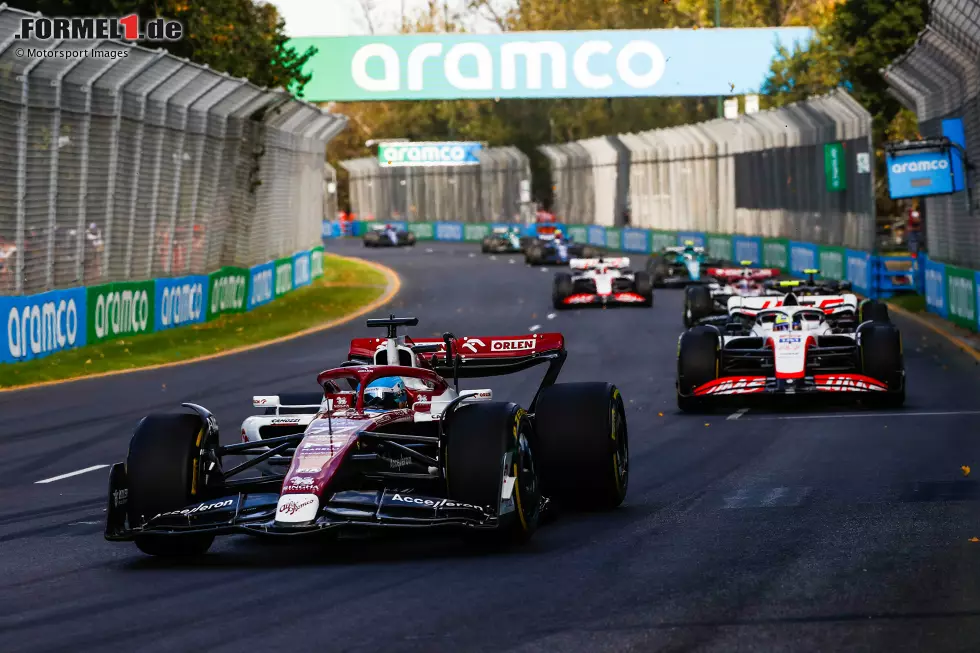 Foto zur News: Valtteri Bottas (Alfa Romeo) und Mick Schumacher (Haas)