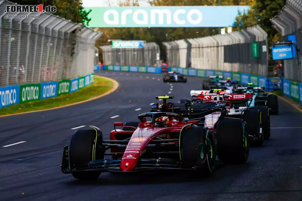 Foto zur News: Guanyu Zhou (Alfa Romeo), Carlos Sainz (Ferrari) und Kevin Magnussen (Haas)