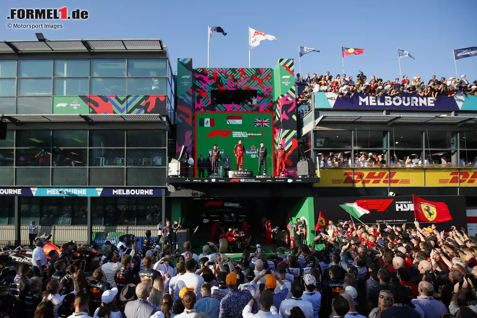 Foto zur News: Sergio Perez (Red Bull), Charles Leclerc (Ferrari) und George Russell (Mercedes)