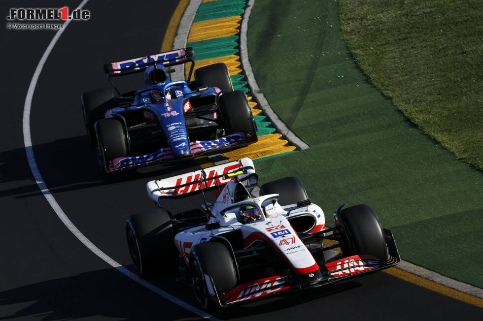 Foto zur News: Mick Schumacher (Haas) und Fernando Alonso (Alpine)
