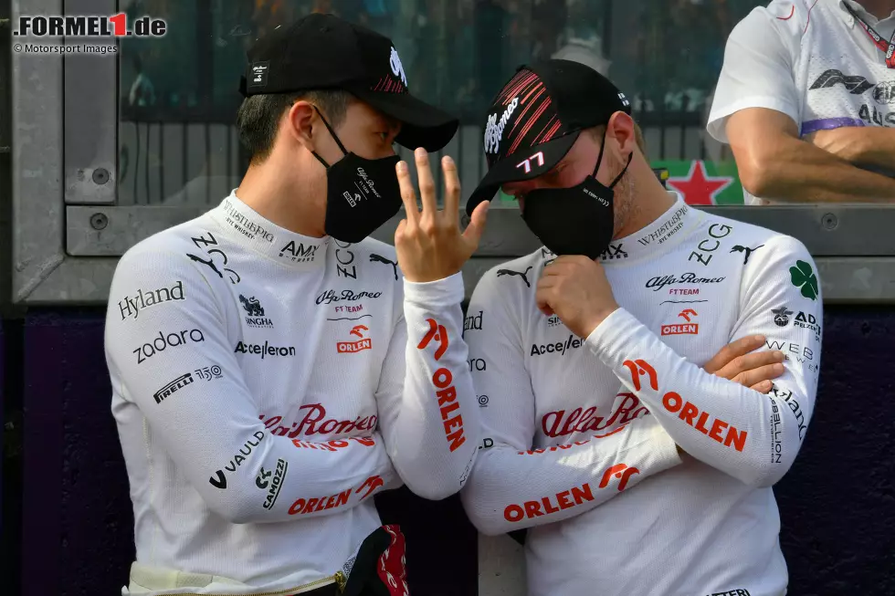 Foto zur News: Guanyu Zhou (Alfa Romeo) und Valtteri Bottas (Alfa Romeo)