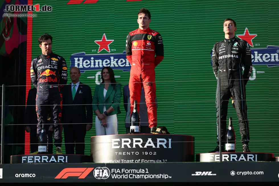 Foto zur News: Sergio Perez (Red Bull), Charles Leclerc (Ferrari) und George Russell (Mercedes)