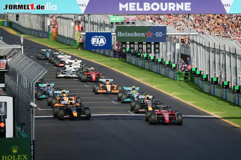 Foto zur News: Charles Leclerc (Ferrari) und Max Verstappen (Red Bull)