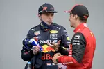 Foto zur News: Max Verstappen (Red Bull) und Charles Leclerc (Ferrari)