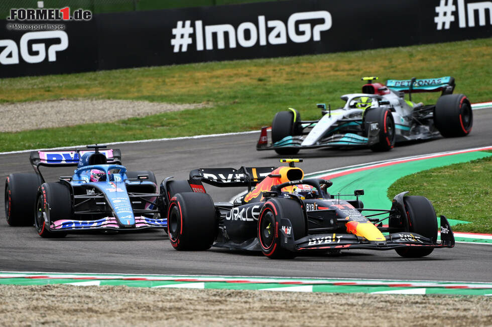 Foto zur News: Sergio Perez (Red Bull), Fernando Alonso (Alpine) und Lewis Hamilton (Mercedes)
