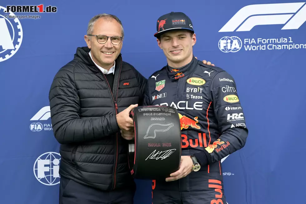 Foto zur News: Stefano Domenicali und Max Verstappen (Red Bull)