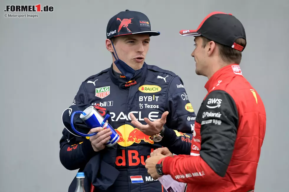 Foto zur News: Max Verstappen (Red Bull) und Charles Leclerc (Ferrari)