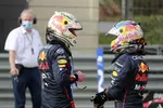 Foto zur News: Max Verstappen (Red Bull) und Sergio Perez (Red Bull)