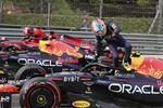 Foto zur News: Charles Leclerc (Ferrari) und Sergio Perez (Red Bull)