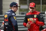 Foto zur News: Max Verstappen (Red Bull) und Charles Leclerc (Ferrari)