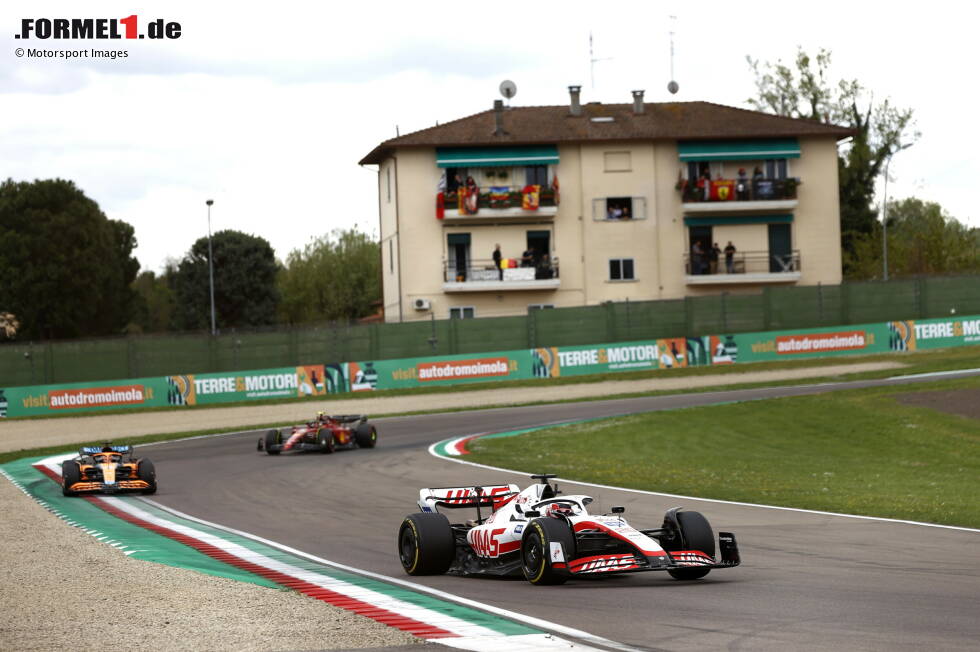 Foto zur News: Kevin Magnussen (Haas), Daniel Ricciardo (McLaren) und Carlos Sainz (Ferrari)