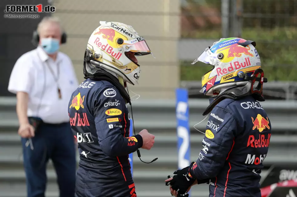 Foto zur News: Max Verstappen (Red Bull) und Sergio Perez (Red Bull)