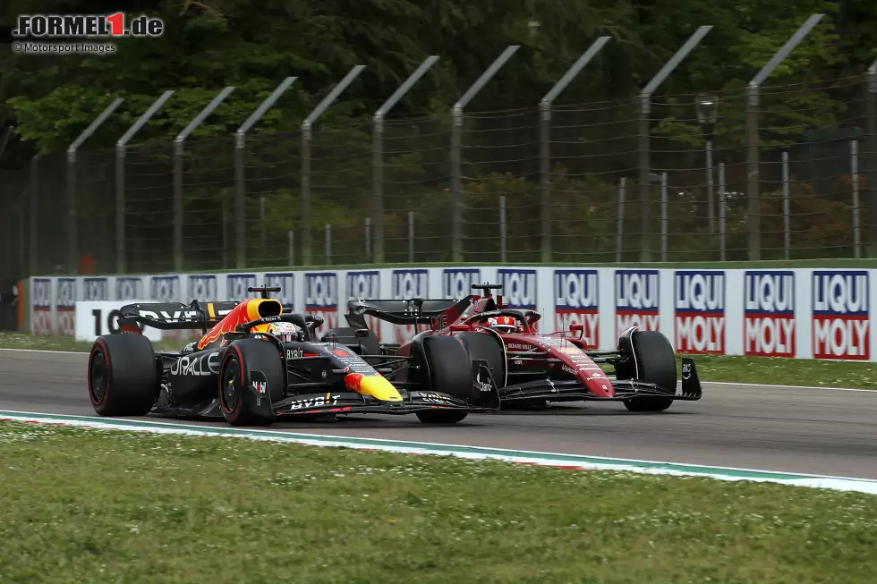 Foto zur News: Max Verstappen (Red Bull) und Charles Leclerc (Ferrari)