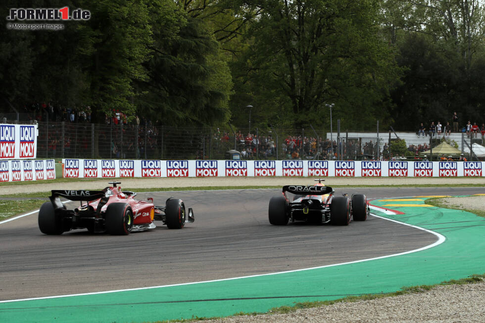Foto zur News: Max Verstappen (Red Bull) und Charles Leclerc (Ferrari)