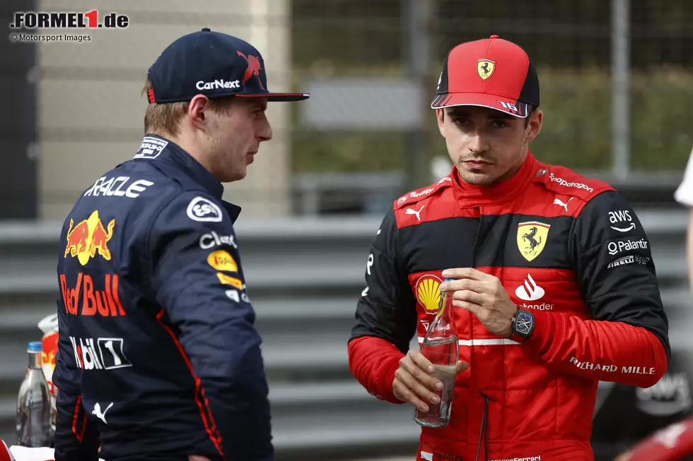 Foto zur News: Max Verstappen (Red Bull) und Charles Leclerc (Ferrari)