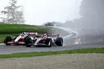 Foto zur News: Valtteri Bottas (Alfa Romeo) und Kevin Magnussen (Haas)