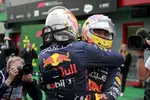 Foto zur News: Max Verstappen (Red Bull) und Sergio Perez (Red Bull)