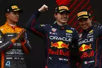 Foto zur News: Lando Norris (McLaren), Max Verstappen (Red Bull) und Sergio Perez (Red Bull)