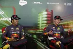 Foto zur News: Sergio Perez (Red Bull) und Max Verstappen (Red Bull)