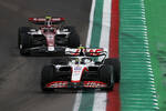 Foto zur News: Guanyu Zhou (Alfa Romeo) und Mick Schumacher (Haas)