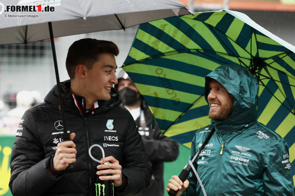 Foto zur News: George Russell (Mercedes) und Sebastian Vettel (Aston Martin)