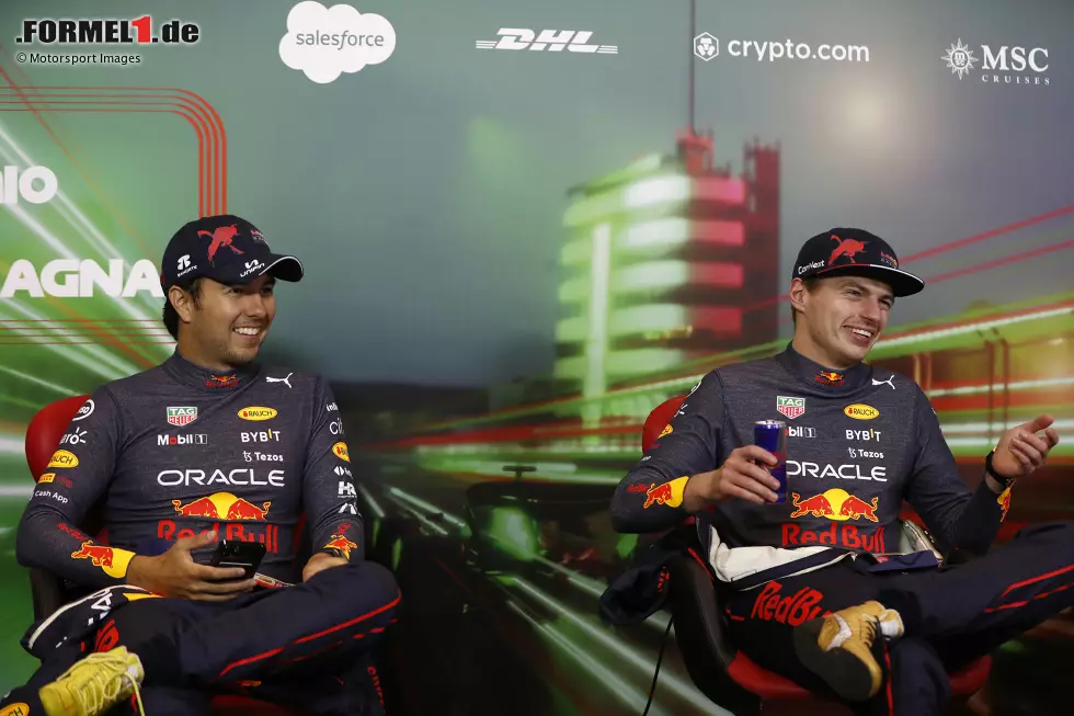 Foto zur News: Sergio Perez (Red Bull) und Max Verstappen (Red Bull)