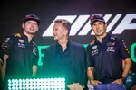 Foto zur News: Max Verstappen (Red Bull), Christian Horner und Sergio Perez (Red Bull)