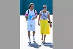 Foto zur News: Fernando Alonso (Alpine) mit Andrea Schlager